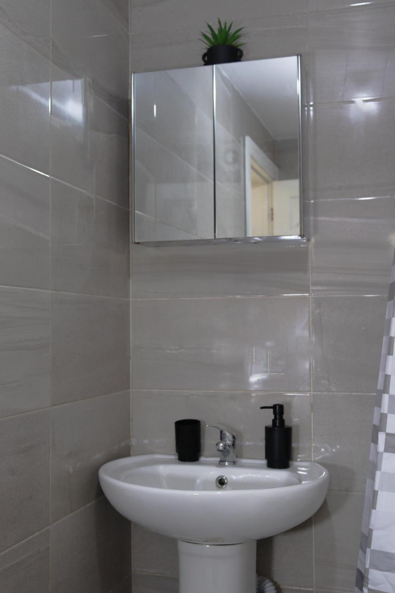 London Stylish For 6 Guests With Parking * Watford (Hertfordshire)