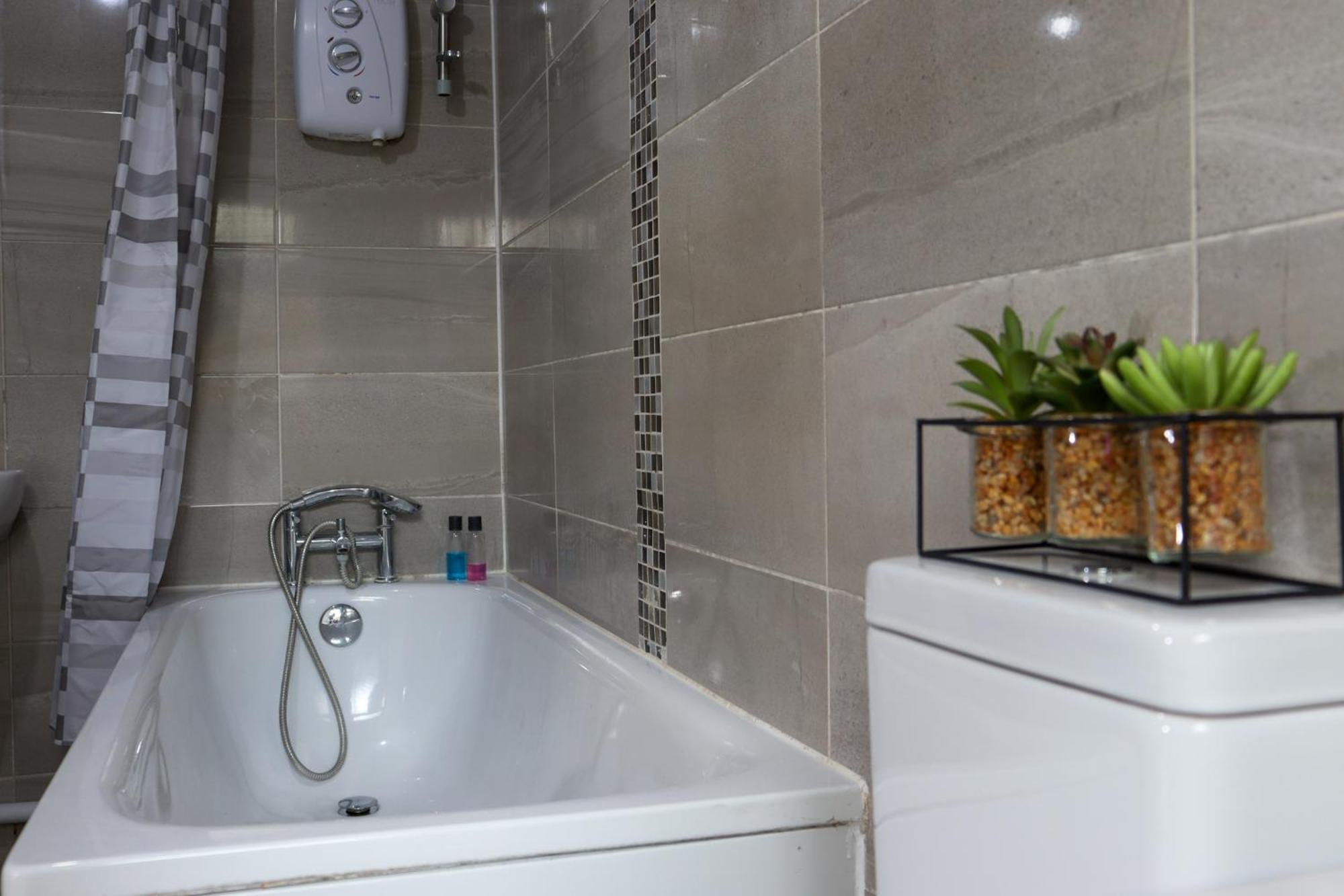 London Stylish For 6 Guests With Parking