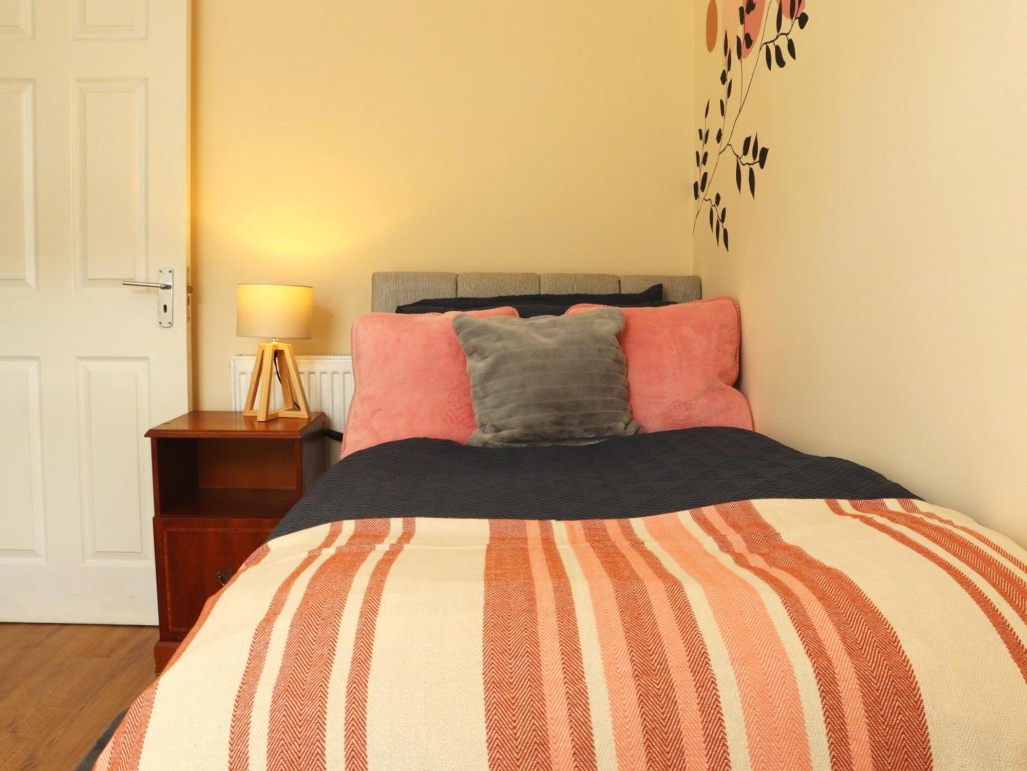 London Stylish For 6 Guests With Parking